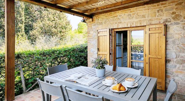 Family-oriented rental apartment with barbecue, private pool & yard | Pets allowed — photo 2