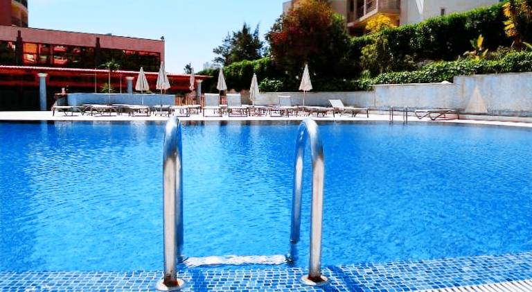 Holiday apartment with pool & yard in Portimão