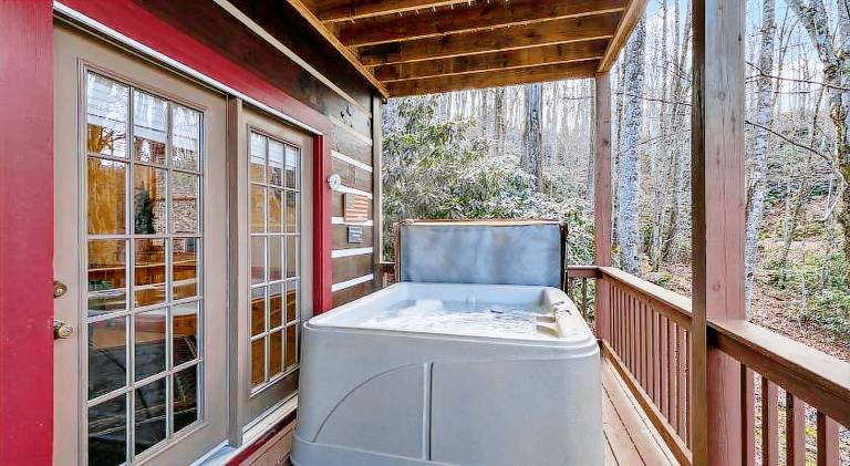 House with hot tub — photo 4
