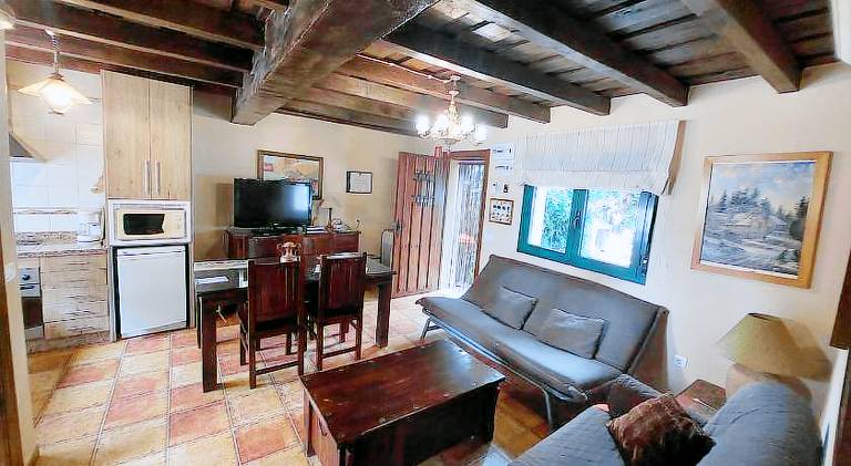 Beautiful vacation home with jacuzzi, yard & terrace | Pets are welcome — photo 2