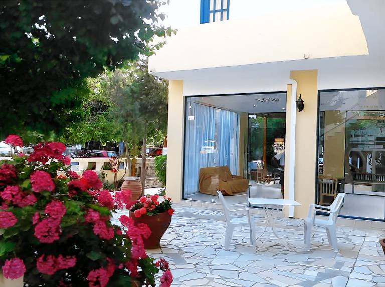 Holiday apartment with garden, pool & grill in Heraklion