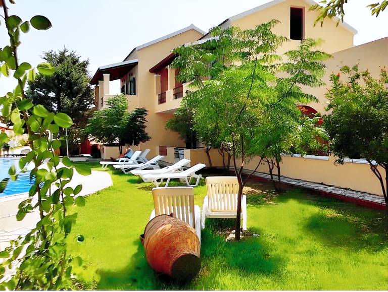 Holiday apartment with pool, patio & grill — photo 2