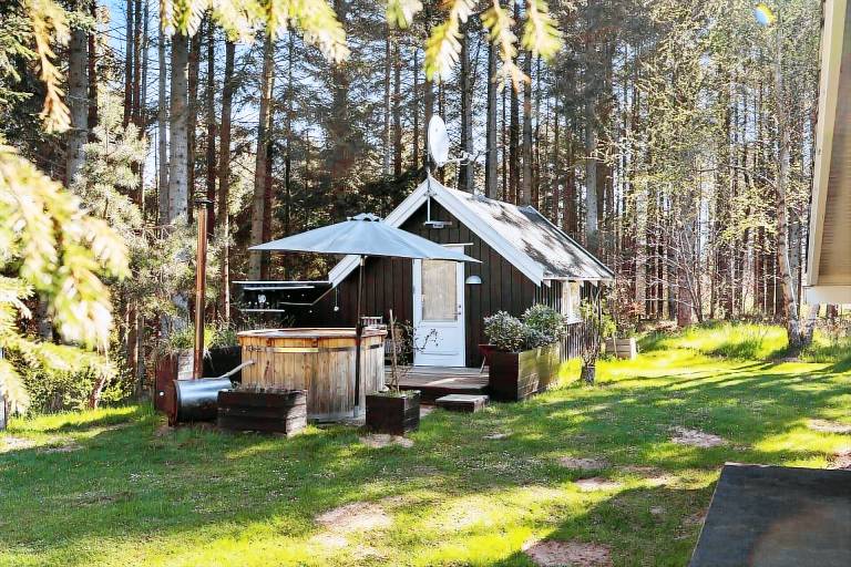 Nice vacation home with patio & grill | Dogs allowed — photo 2