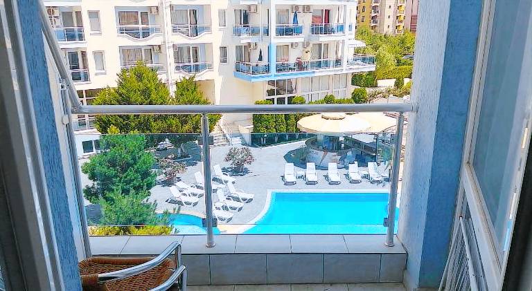 Apartment with pool — photo 3