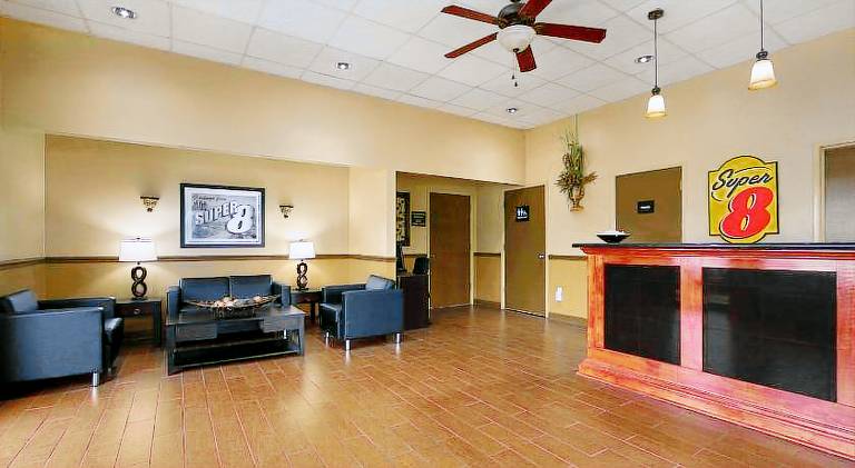 Super 8 By Wyndham Tupelo Airport — photo 3