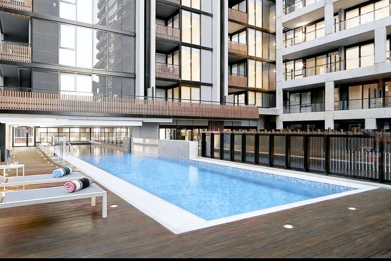 Chic 1 Bed with City Views Parking Gym & Pool