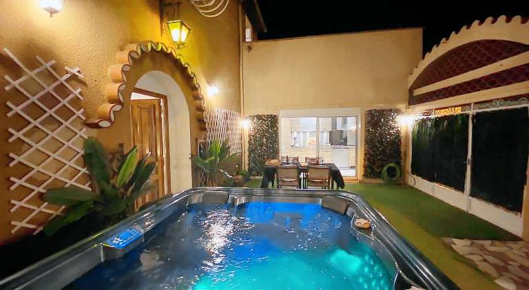 House with hot tub — photo 2