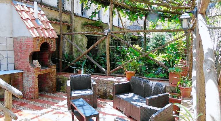 Rental apartment with BBQ & patio — photo 3