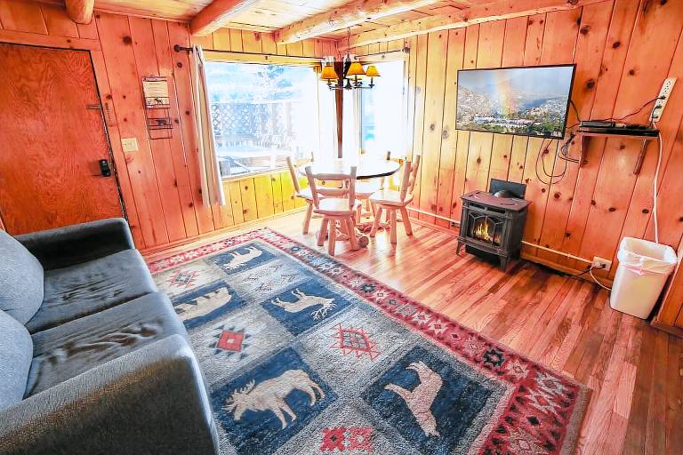 Family-oriented charming cabin with private pool & patio | Pets allowed — photo 5