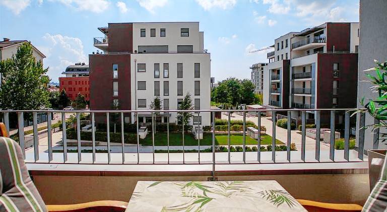 Bright 2-Bed Apartment Free WiFi and Walk to Old Town — photo 4