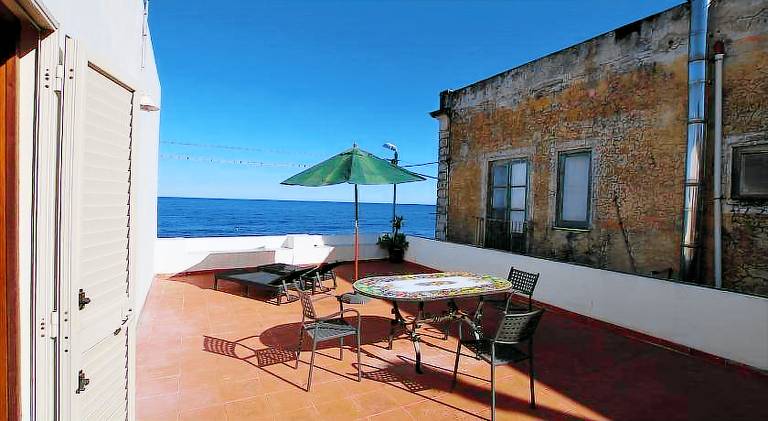 Rental apartment with patio — photo 3