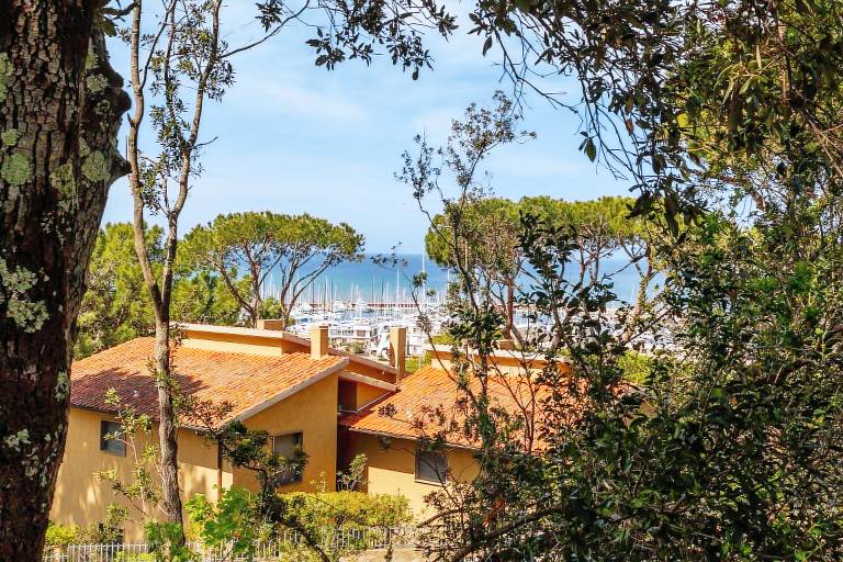 Apartment "Villetta Dei Pini" with Sea View, Private Garden & Wi-Fi in Scarlino