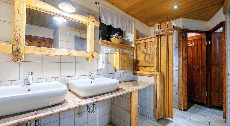 House with hot tub — photo 2