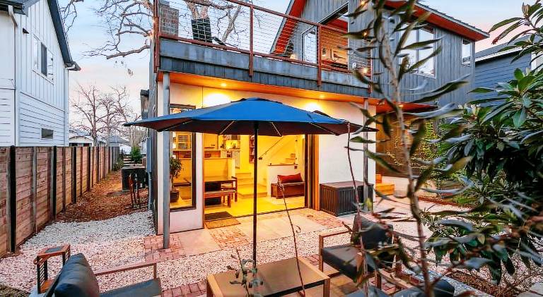 Fully equipped charming house with garden, BBQ & patio | Suitable for remote work | Pets allowed in Austin, TX