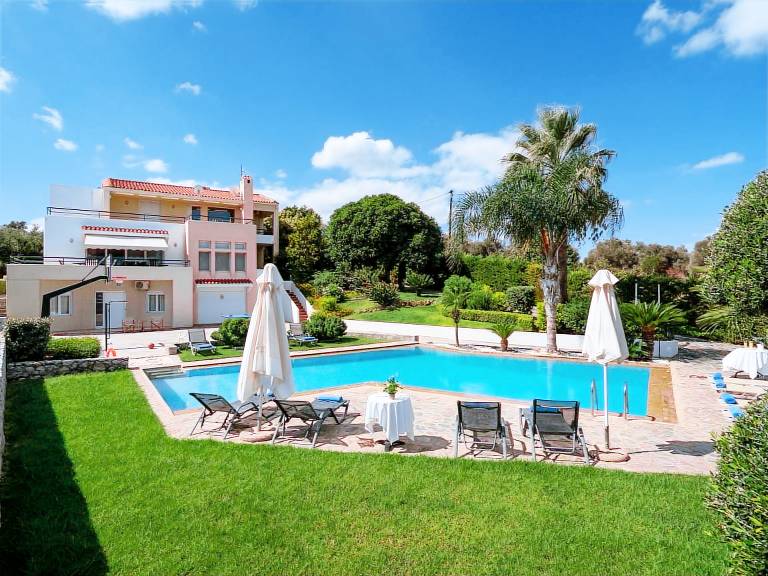 Villa mit Pool, Spielplatz, Pingpong und Grillplatz — photo 2
