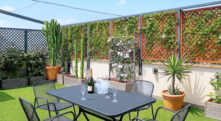 Apartment with jacuzzi, garden & patio — photo 5
