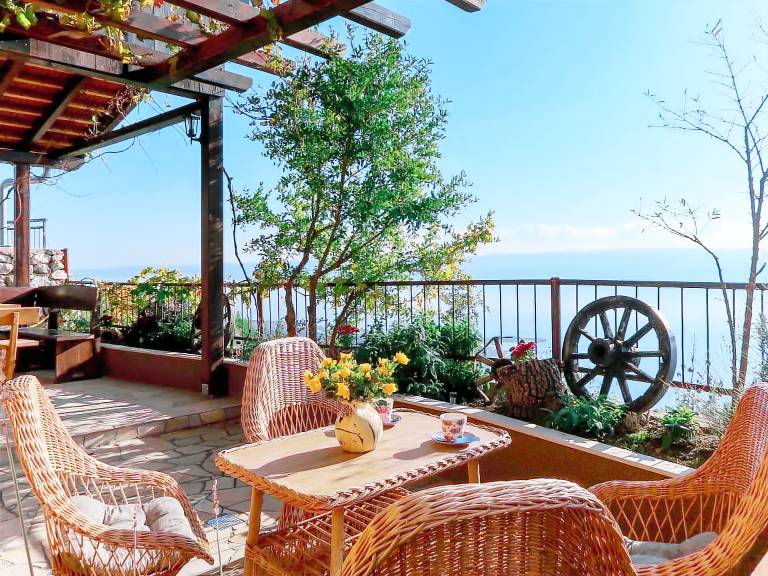 Vacation home with private pool, barbecue & yard | Sea view — photo 3
