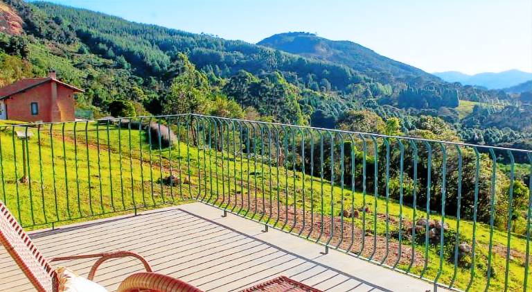 Lodge with terrace, hot tub & yard — photo 4