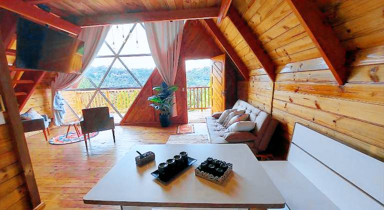 Lodge with hot tub — photo 2