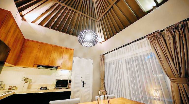Villa with pool & hot tub — photo 4