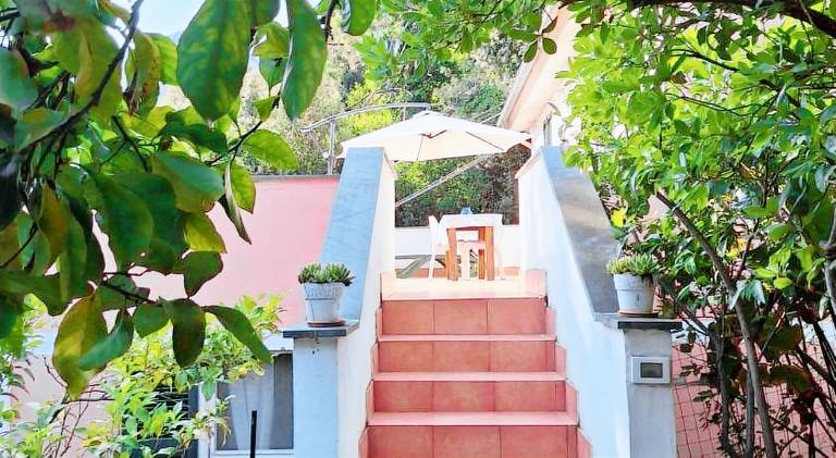 Rental apartment with terrace & yard in Vernazza