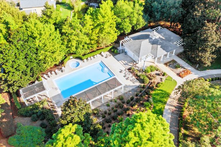 Vacation home with heated pool, BBQ & jacuzzi — photo 3