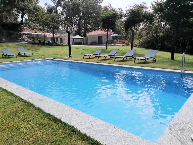 Fully equipped house with yard, pool & fast internet | Garden view | Dogs allowed — photo 3