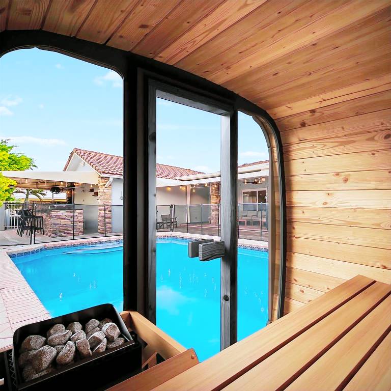 Luxe 4BR Waterfront w Htd Pool 5min to beach — photo 4