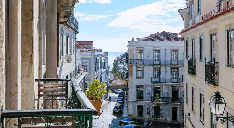 Fully equipped rental apartment with terrace & hot tub | Near São Jorge Castle | Perfect for remote work | Pet-friendly — photo 4