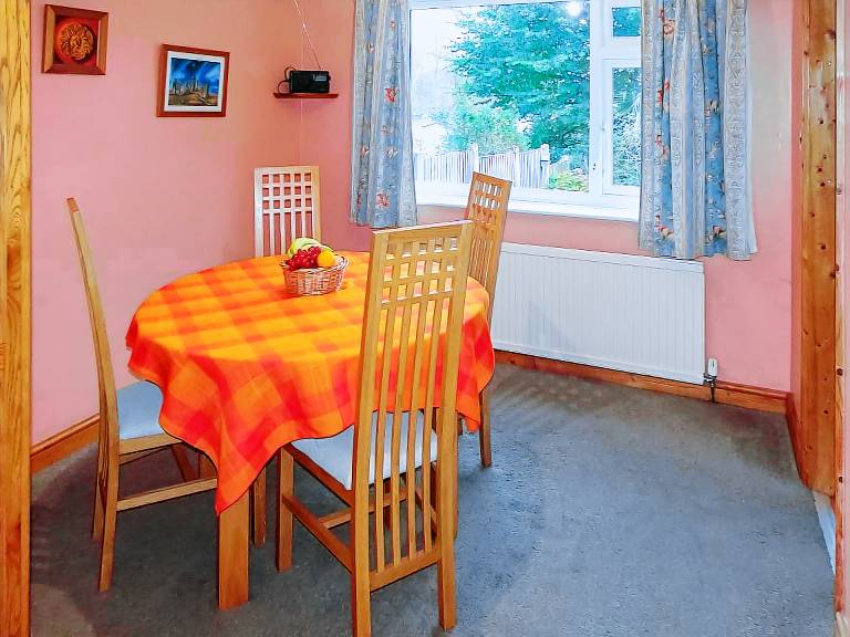 Cottage with garden — photo 4