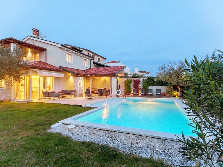 Vacation home with private pool, barbecue & garden | Nature view — photo 2