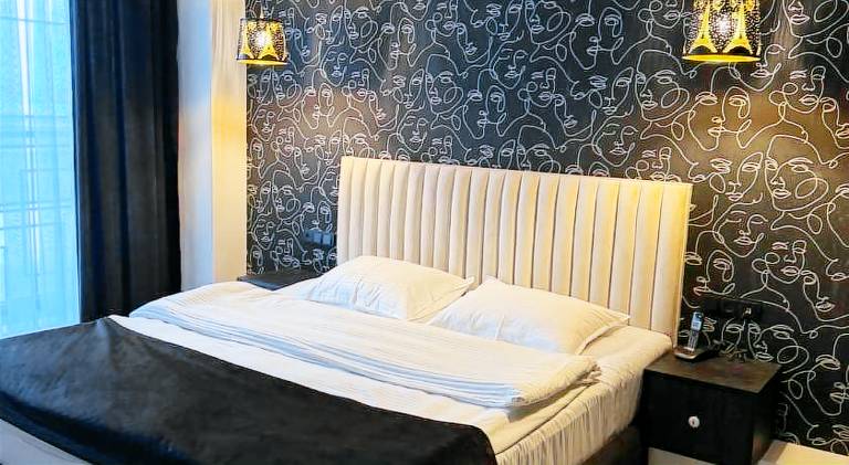 Lux Plaza Hotel EVN airport