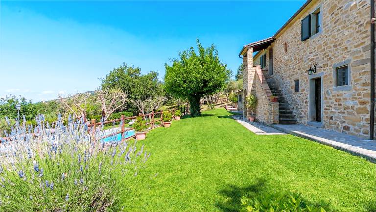 Villa with terrace, yard & barbeque — photo 5