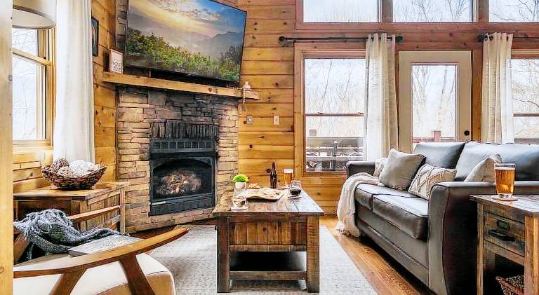 Luxury Honeymoon Cabin with Private Indoor Pool, Arcade, Hot Tub & Movie Theater — photo 2