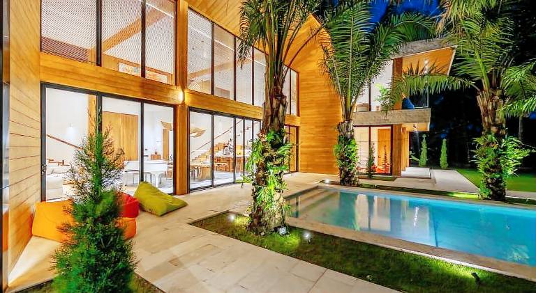Villa with pool — photo 4