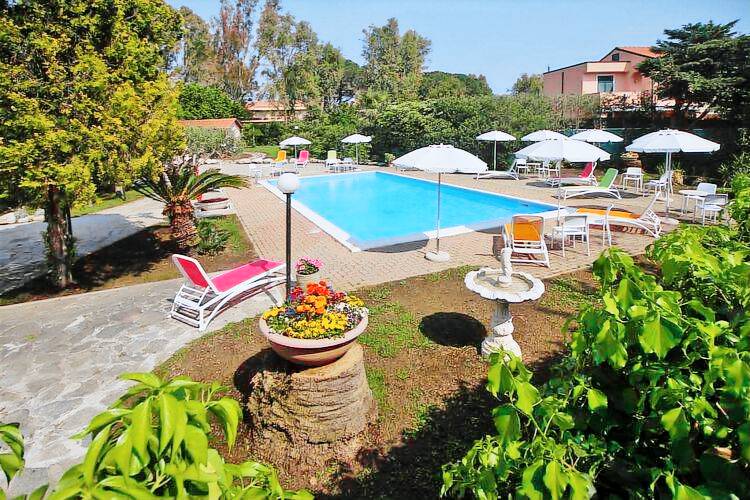 Rental apartment with yard, pool & patio — photo 3