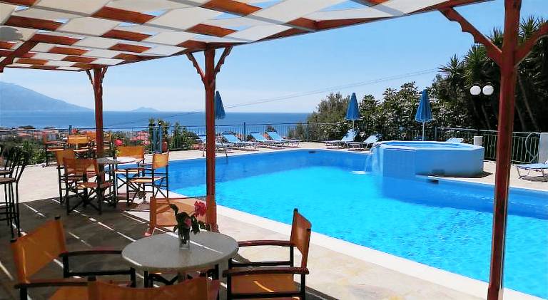 Wonderful holiday apartment with patio, pool & yard | Beach nearby | Pets allowed — photo 4