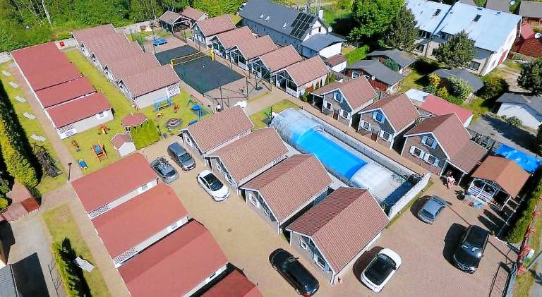 Lodge with patio, pool & garden | Pets are welcome — photo 3