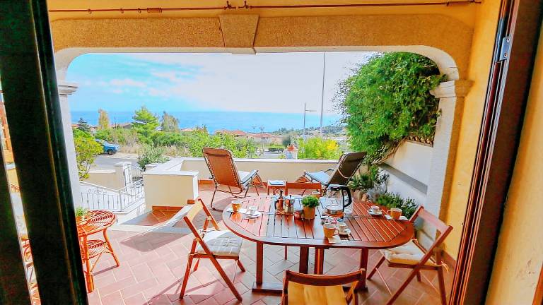 Holiday apartment with patio & yard | Water view — photo 4