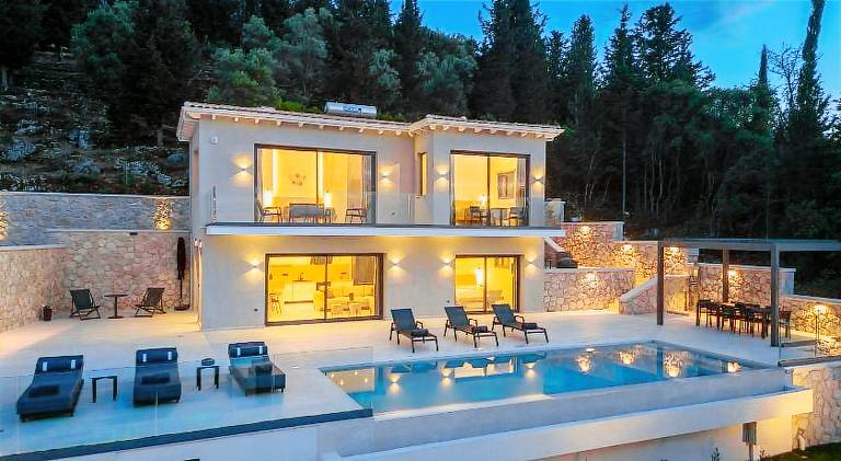 Villa with garden, private pool & patio — photo 2