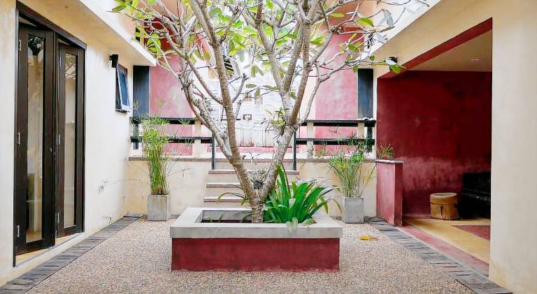 Villa with pool — photo 4