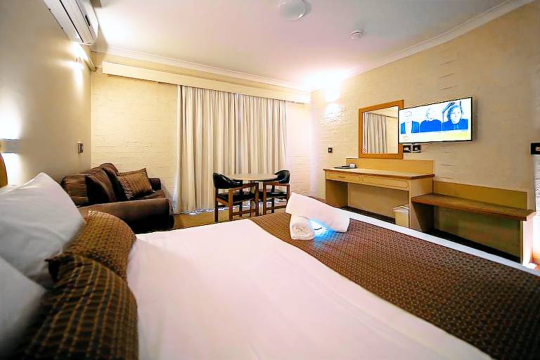 Motel Queanbeyan City Council