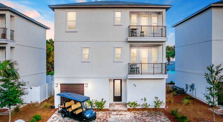 Ample house with pool | Pets are welcome in Miramar, FL