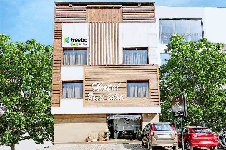 Hotel Royal Salute Near Paras Downtown Square Mall Zirakpur Chandigarh