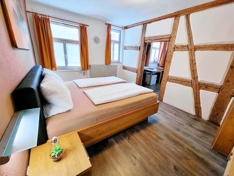 Komfort Dreibettzimmer mit historischen Fachwerk