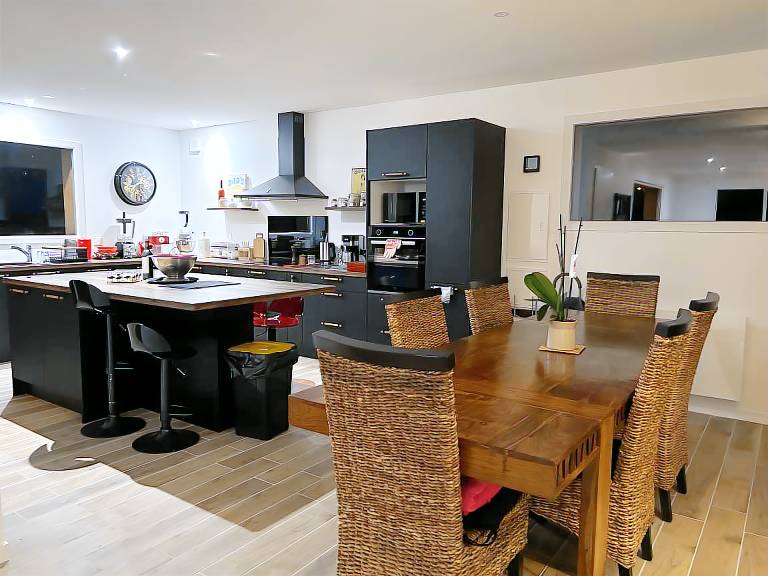 Villa with barbeque, garden & patio | Garden view — photo 4