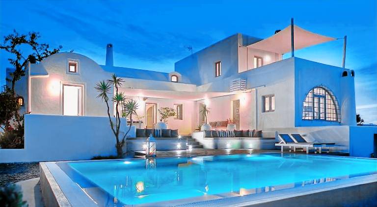 Villa with yard, jacuzzi & BBQ in Santorini