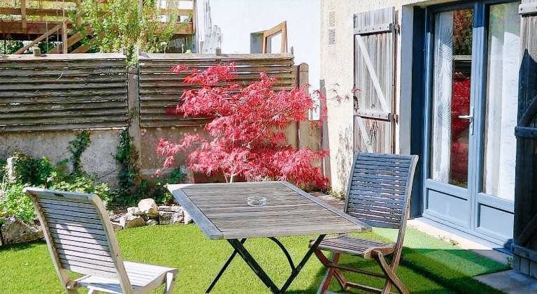 Holiday apartment with terrace, yard & grill — photo 3