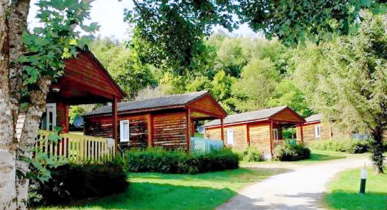 Chalet with pool & patio — photo 2