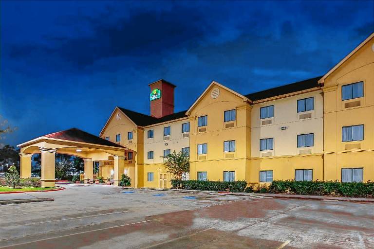 La Quinta Inn & Suites by Wyndham Pasadena — photo 2
